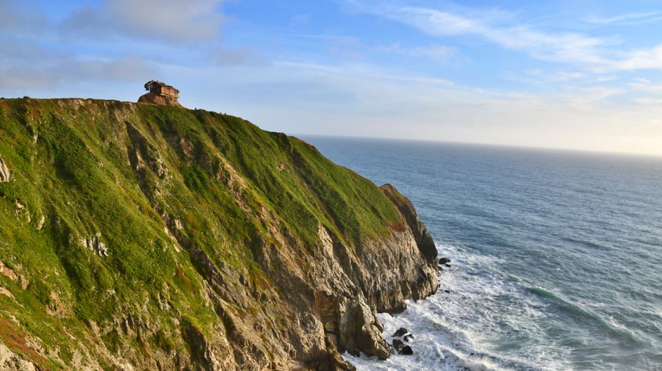 Photo by Jonathan Chavez of a Watch Tower looking over a Cliff at the Pacific Ocean taken at Devil's Slide, CA